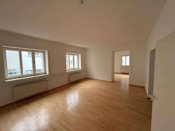 Zimmer mit Fenstern